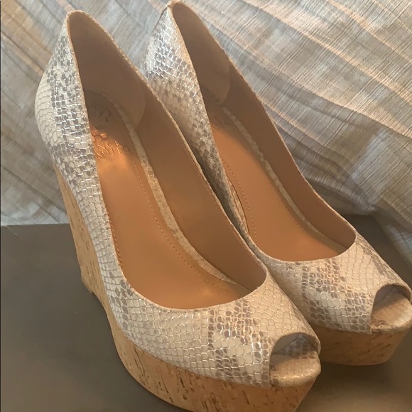 Authentic snakeskin Vince Camulto Wedges - Picture 1 of 4
